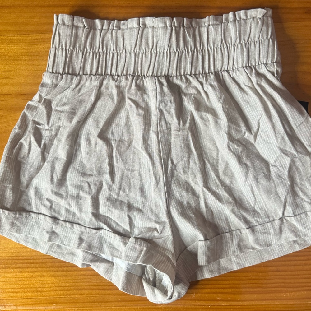 Women’s high waisted khaki & ivory striped “paperbag”shorts in size medium NWT